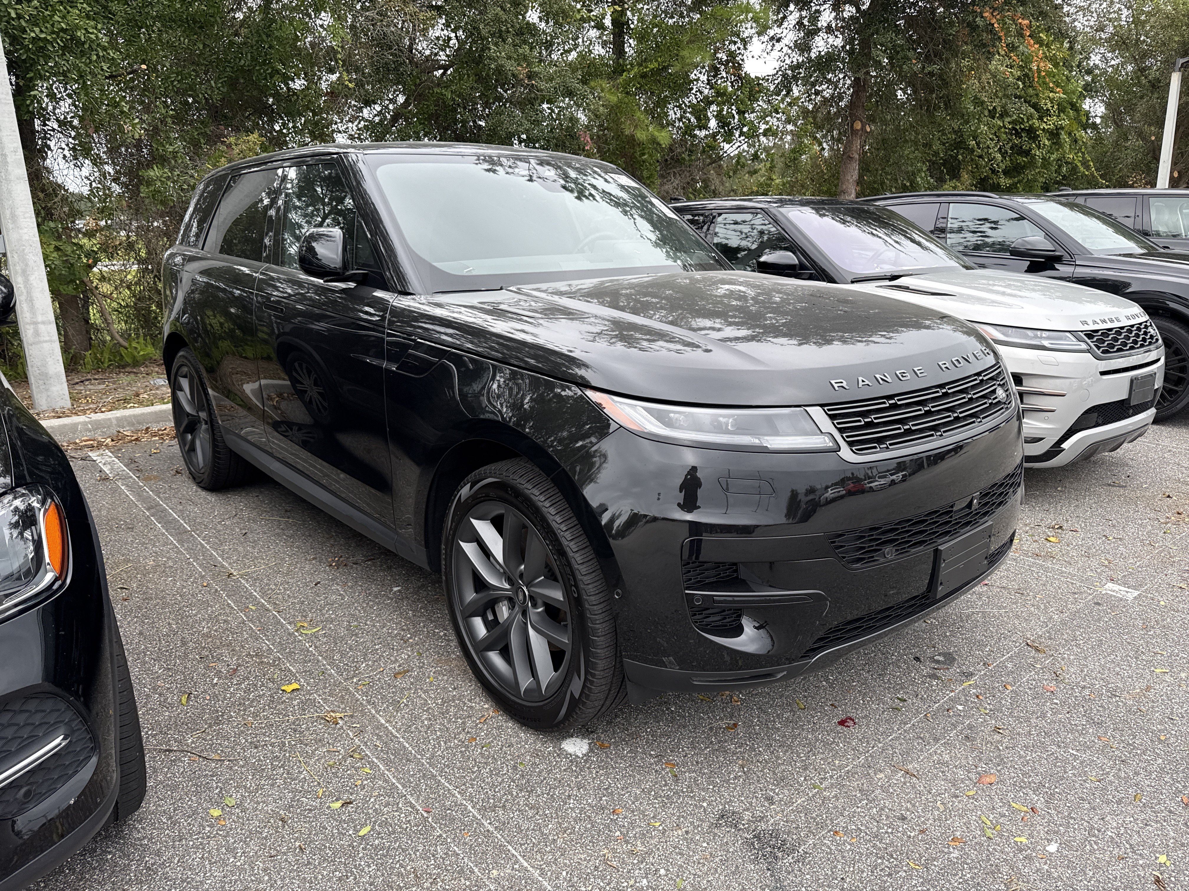 Used 2025 Land Rover Range Rover Sport SE AWD/4WD image 2