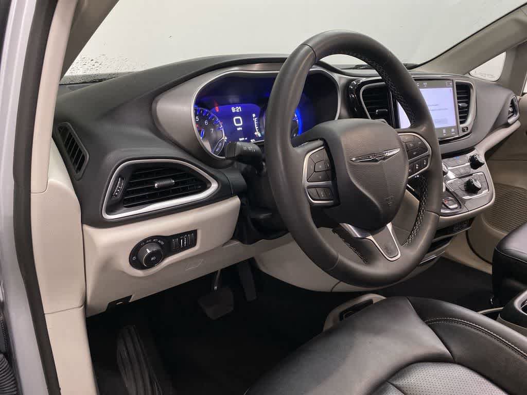 Used 2024 Chrysler Pacifica Touring-L image 2