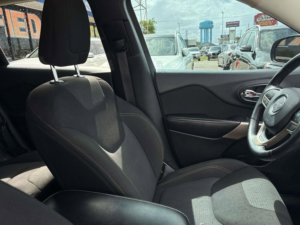 Used 2017 Jeep Cherokee Latitude image 12