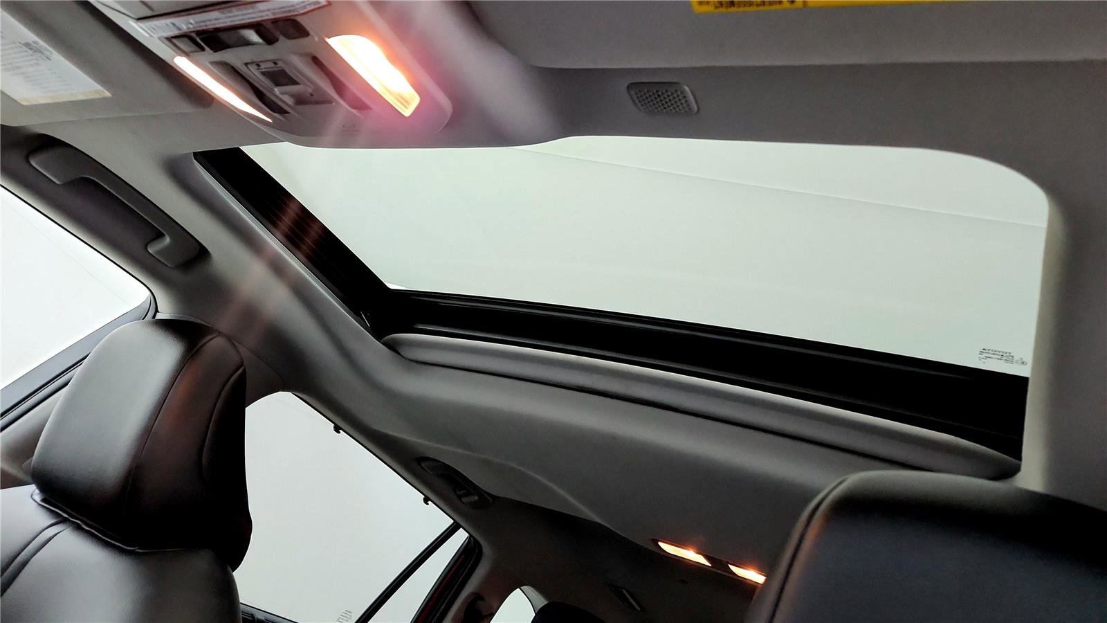 Used 2020 Toyota Highlander XLE image 28