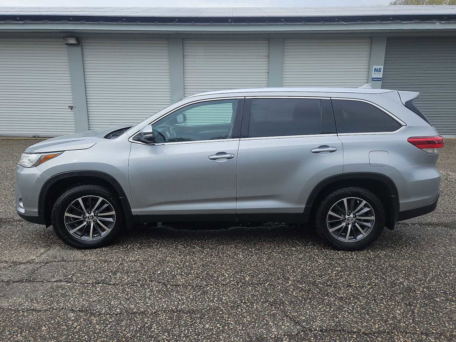 Used 2019 Toyota Highlander XLE AWD/4WD image 3