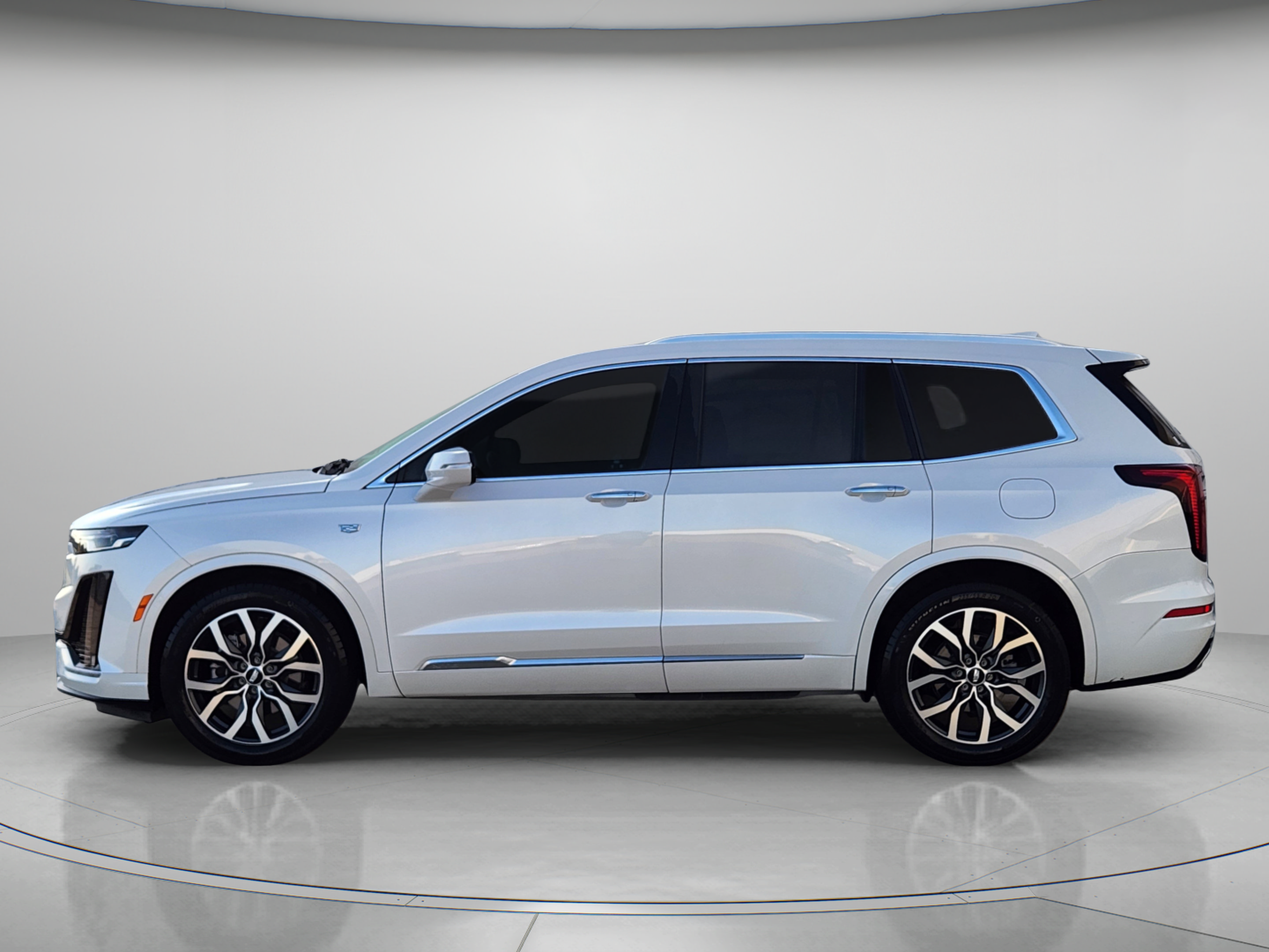 Used 2023 Cadillac XT6 Luxury FWD image 2