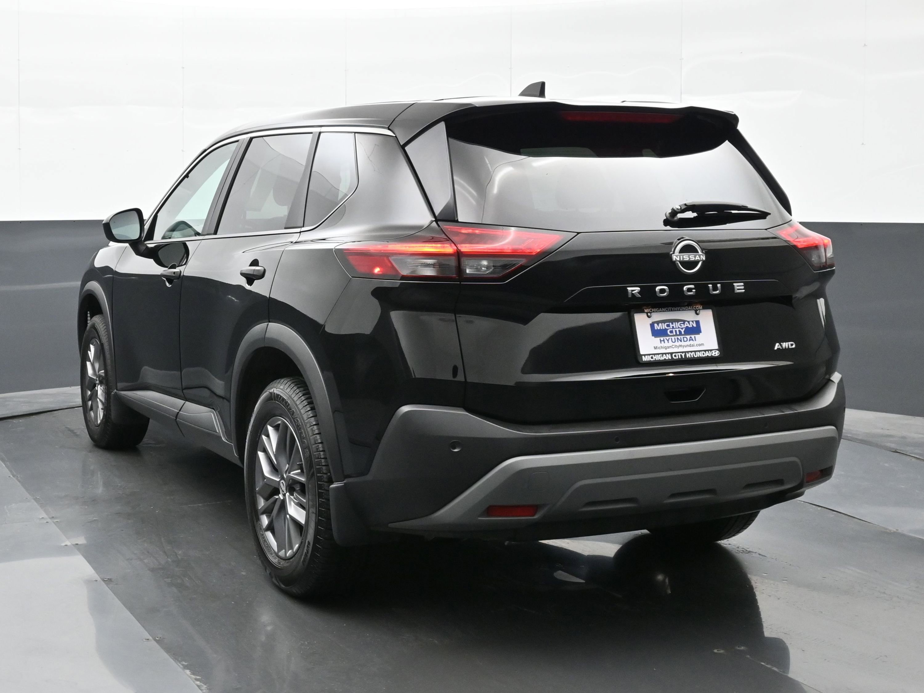 Used 2023 Nissan Rogue S AWD/4WD image 2