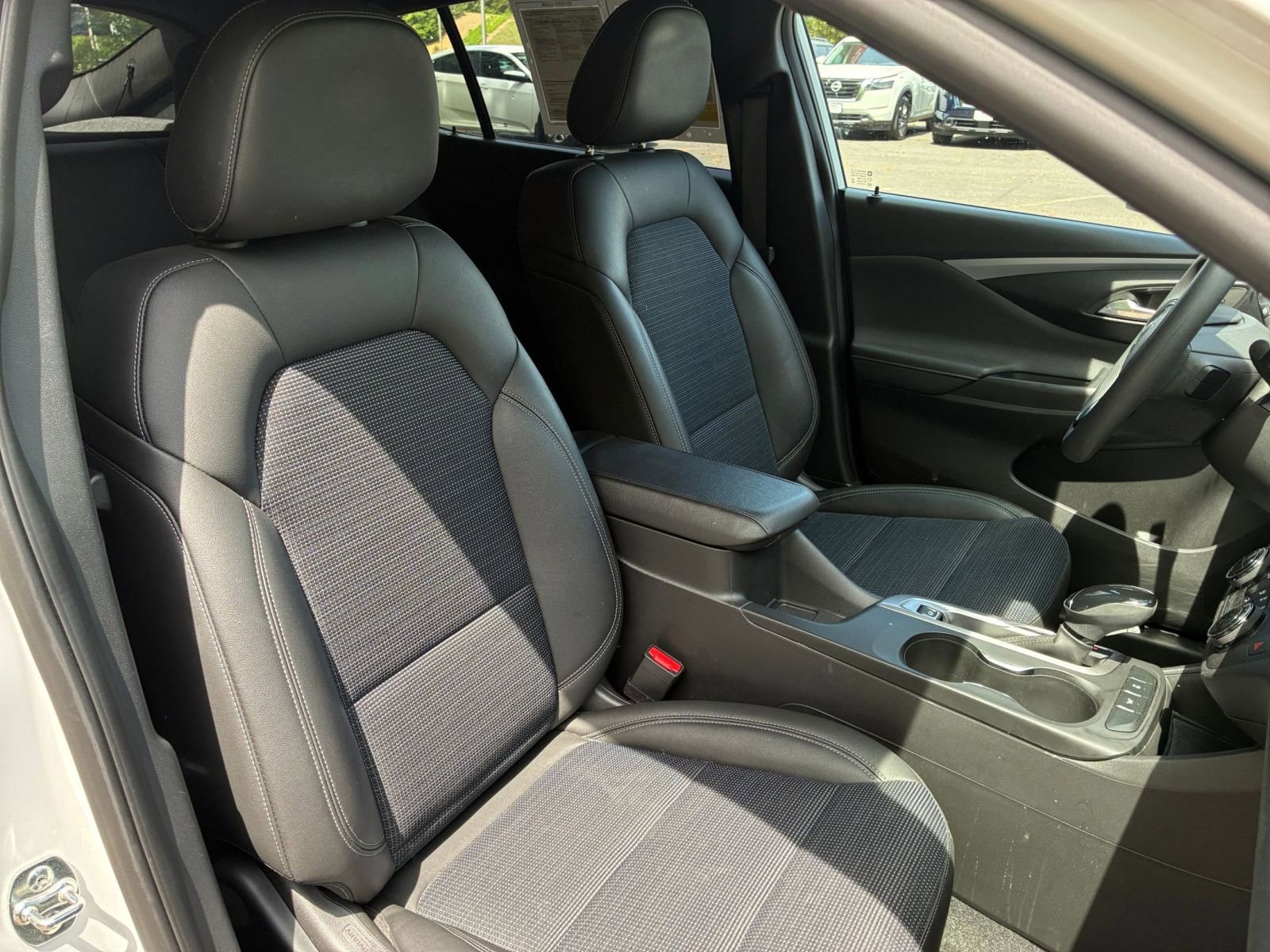 Used 2025 Buick Envista Preferred image 35