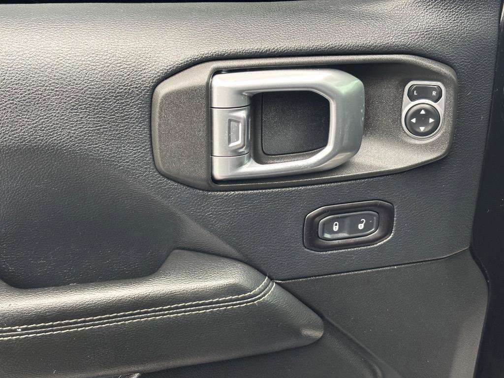Used 2018 Jeep Wrangler Unlimited Sahara w/ Uconnect 4C Nav & Sound Group AWD/4WD image 12