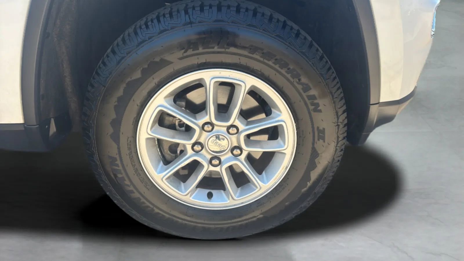 Used 2020 Jeep Grand Cherokee Laredo RWD image 30