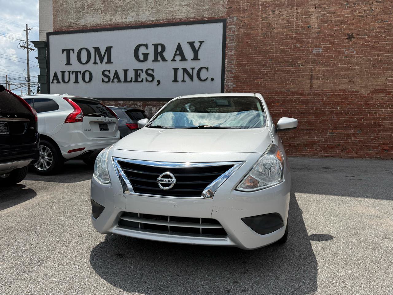 Used 2015 Nissan Versa SV FWD image 1
