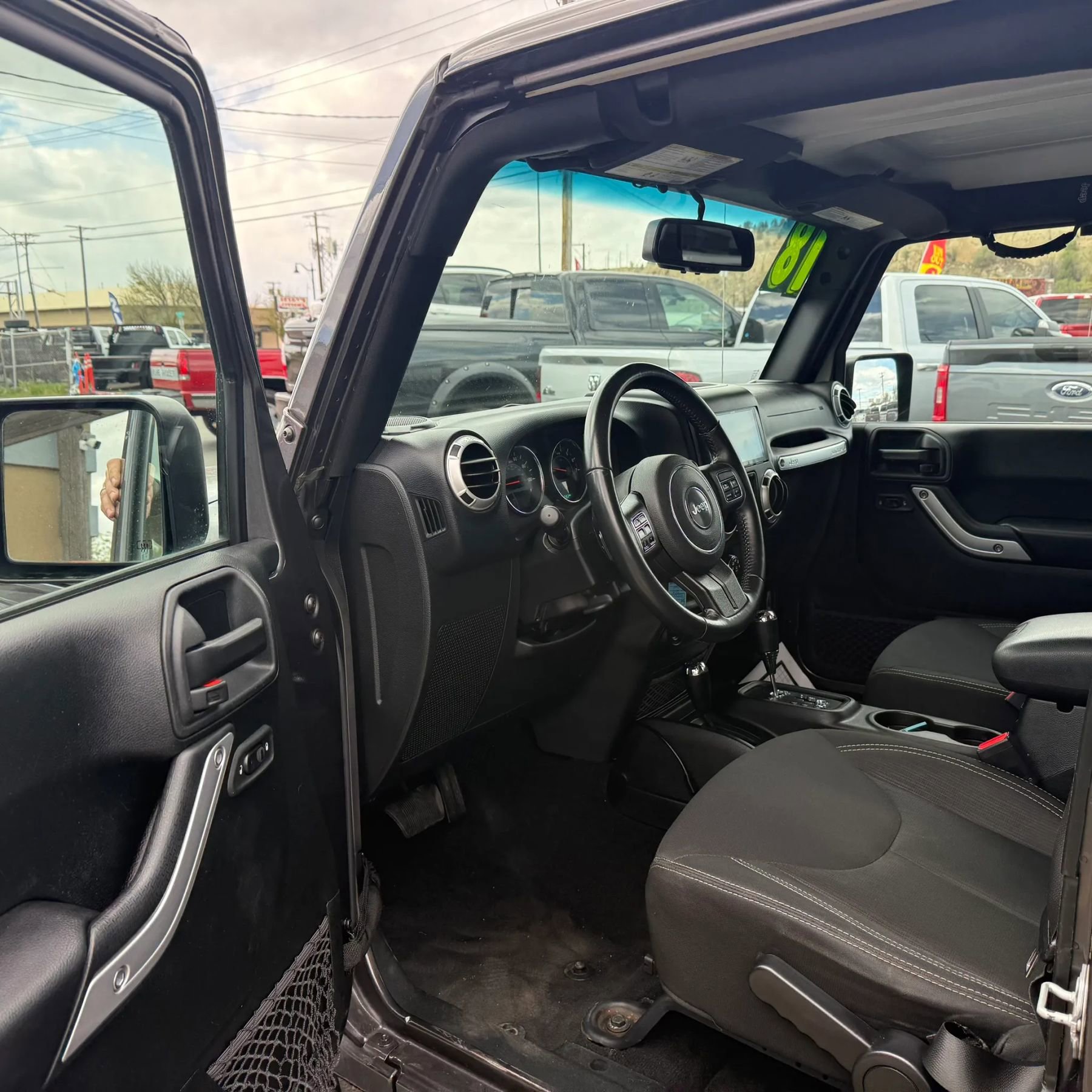 Used 2018 Jeep Wrangler Unlimited Sahara w/ Connectivity Group AWD/4WD image 9