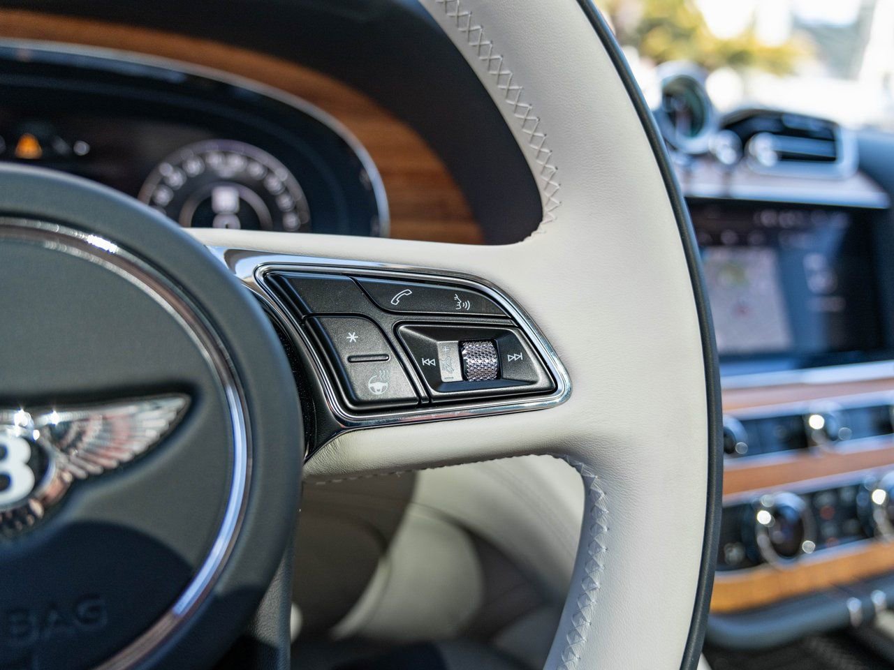 Used 2025 Bentley Bentayga Plug-In Hybrid image 9