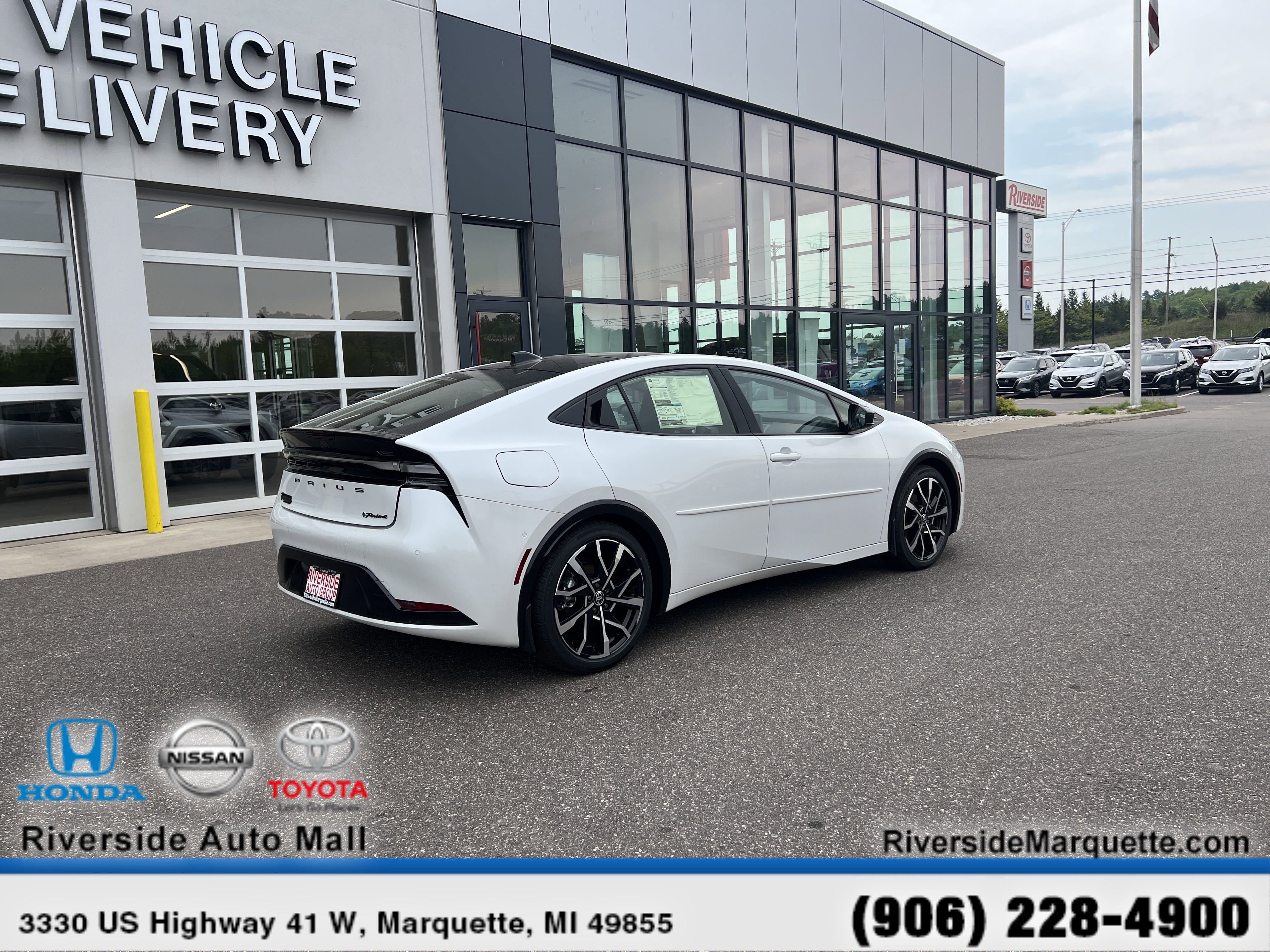 Used 2024 Toyota Prius Prime Premium w/ Advanced Technology Package FWD image 9