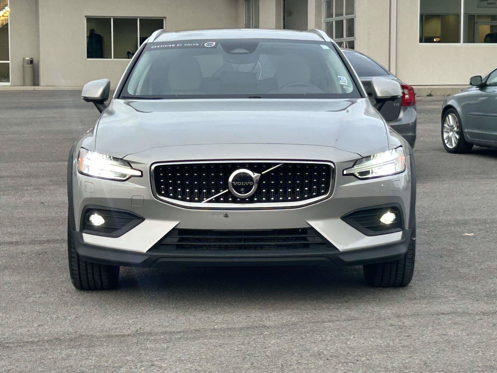 Certified 2025 Volvo V60 B5 Cross Country Plus AWD/4WD image 2
