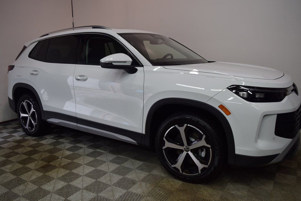 New 2025 Volkswagen Tiguan SE image 3