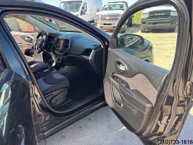 Used 2014 Jeep Cherokee Latitude FWD image 29