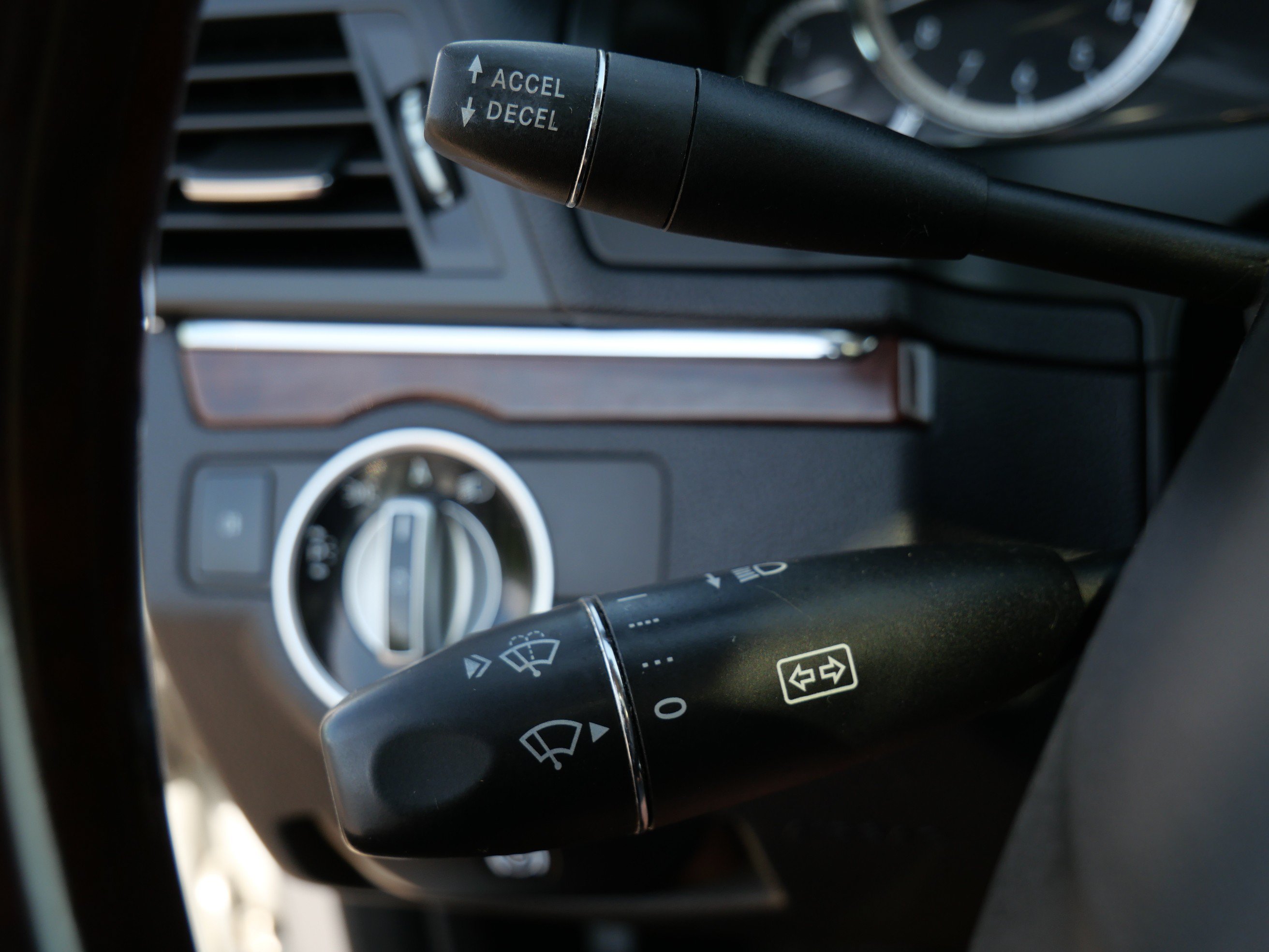 Used 2011 Mercedes-Benz E 550 Coupe image 24