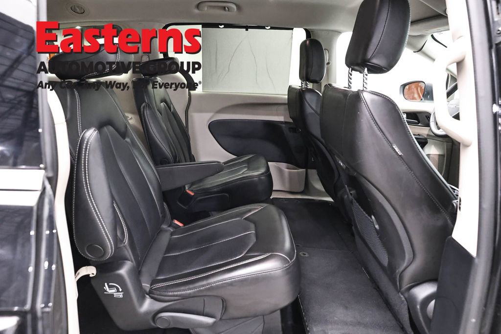 Used 2023 Chrysler Pacifica Touring-L FWD image 24