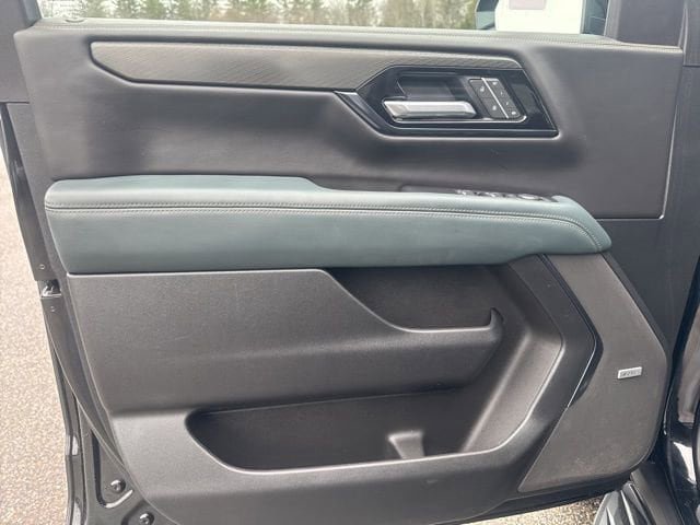 Used 2025 GMC Yukon XL AT4 AWD/4WD image 9