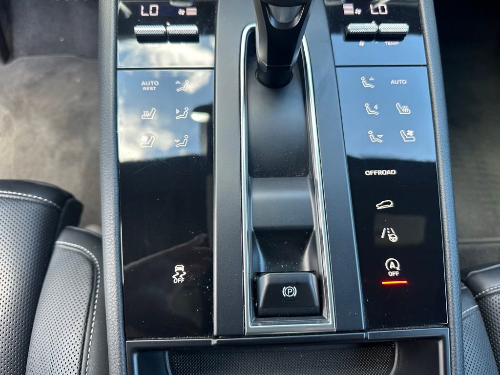 Certified 2023 Porsche Macan AWD/4WD image 24