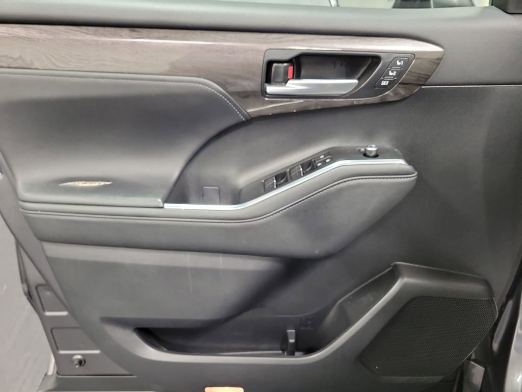 Used 2023 Toyota Highlander Platinum image 24
