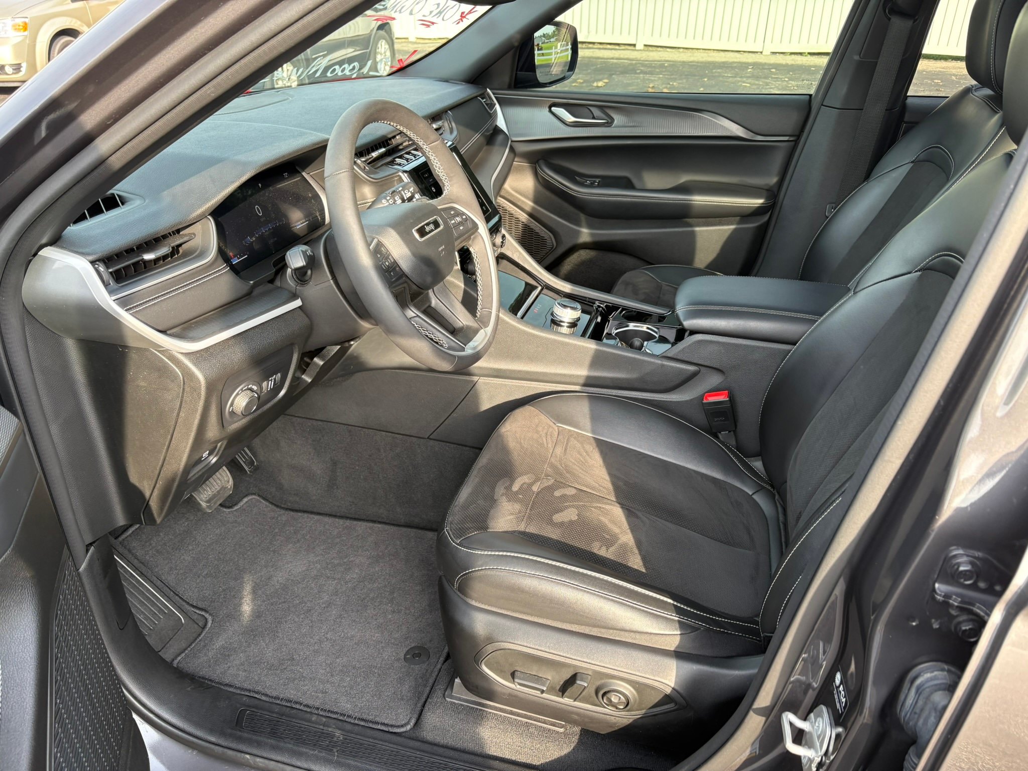 Used 2023 Jeep Grand Cherokee Altitude AWD/4WD image 4