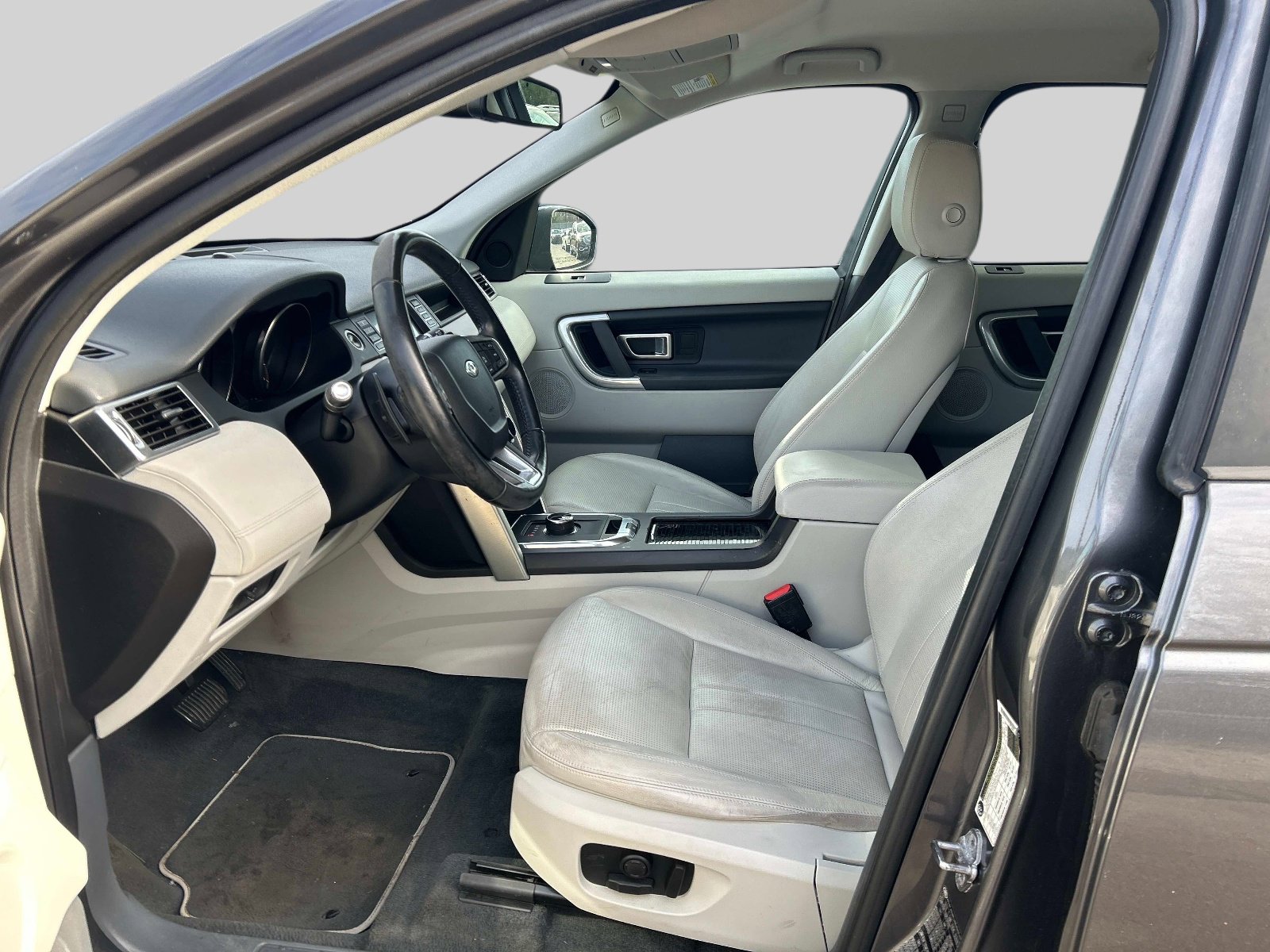 Used 2019 Land Rover Discovery Sport SE image 11