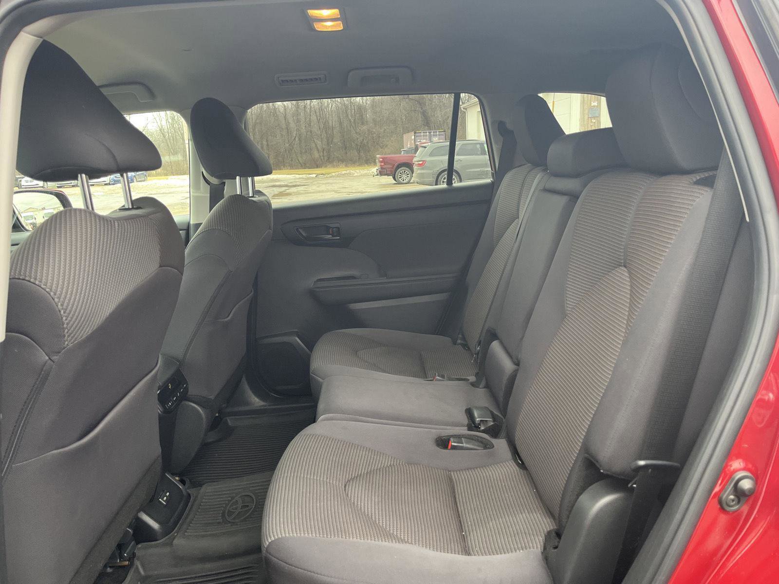 Used 2024 Toyota Highlander LE image 30