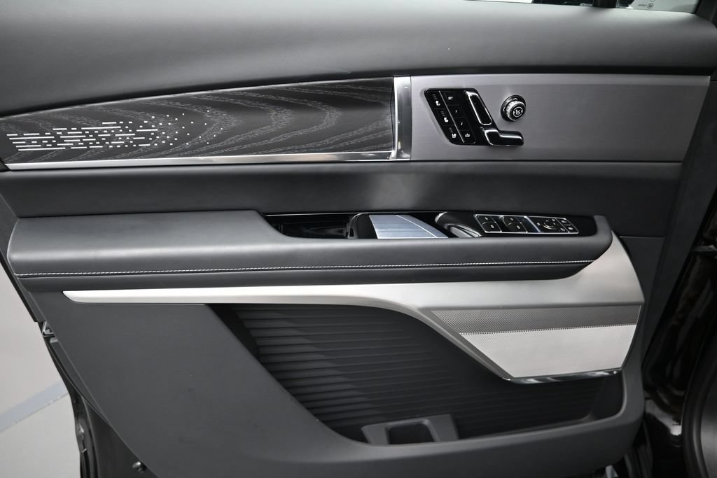 Certified 2026 Cadillac Vistiq Platinum w/ LPO, Floor Liner Package AWD/4WD image 8