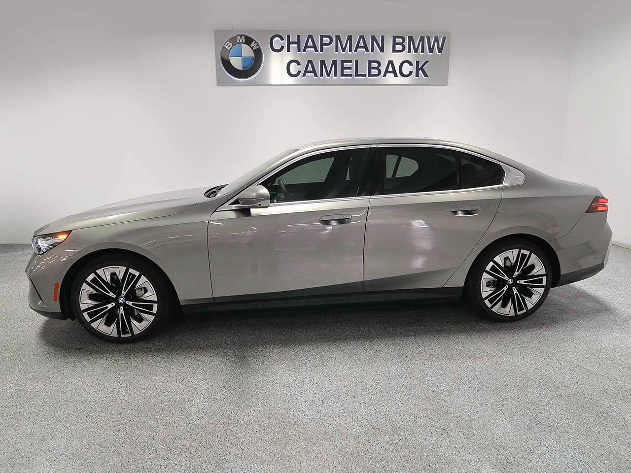 Used 2026 BMW i5 eDrive40 w/ Premium Package RWD image 3