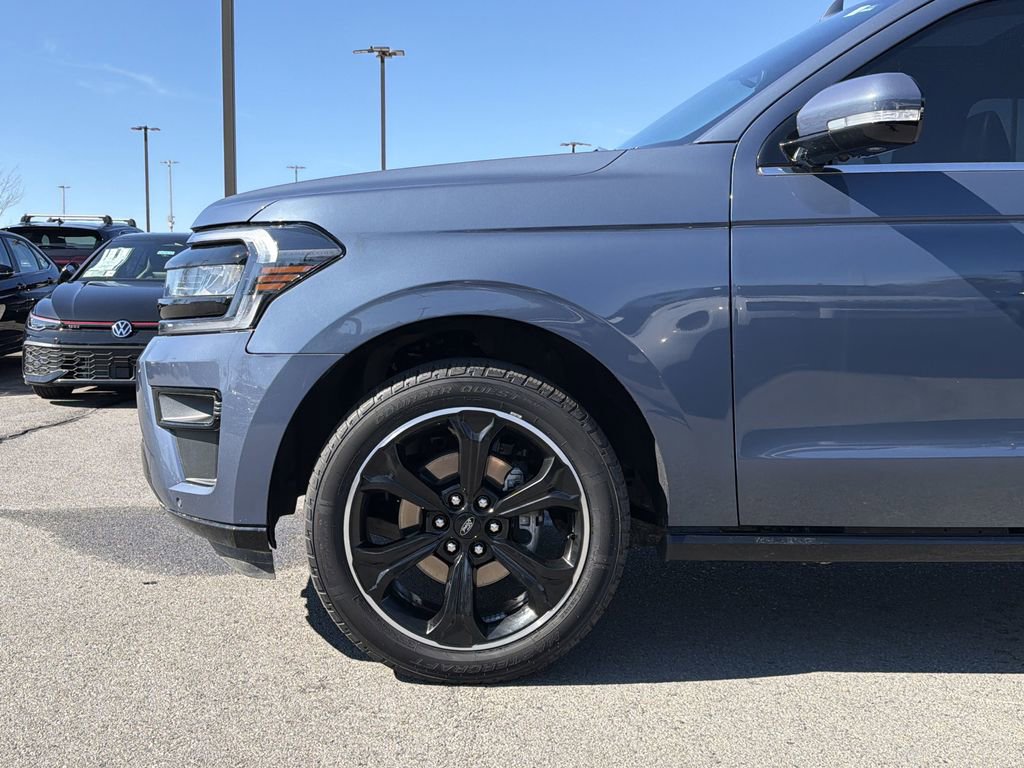 Used 2022 Ford Expedition Limited image 9