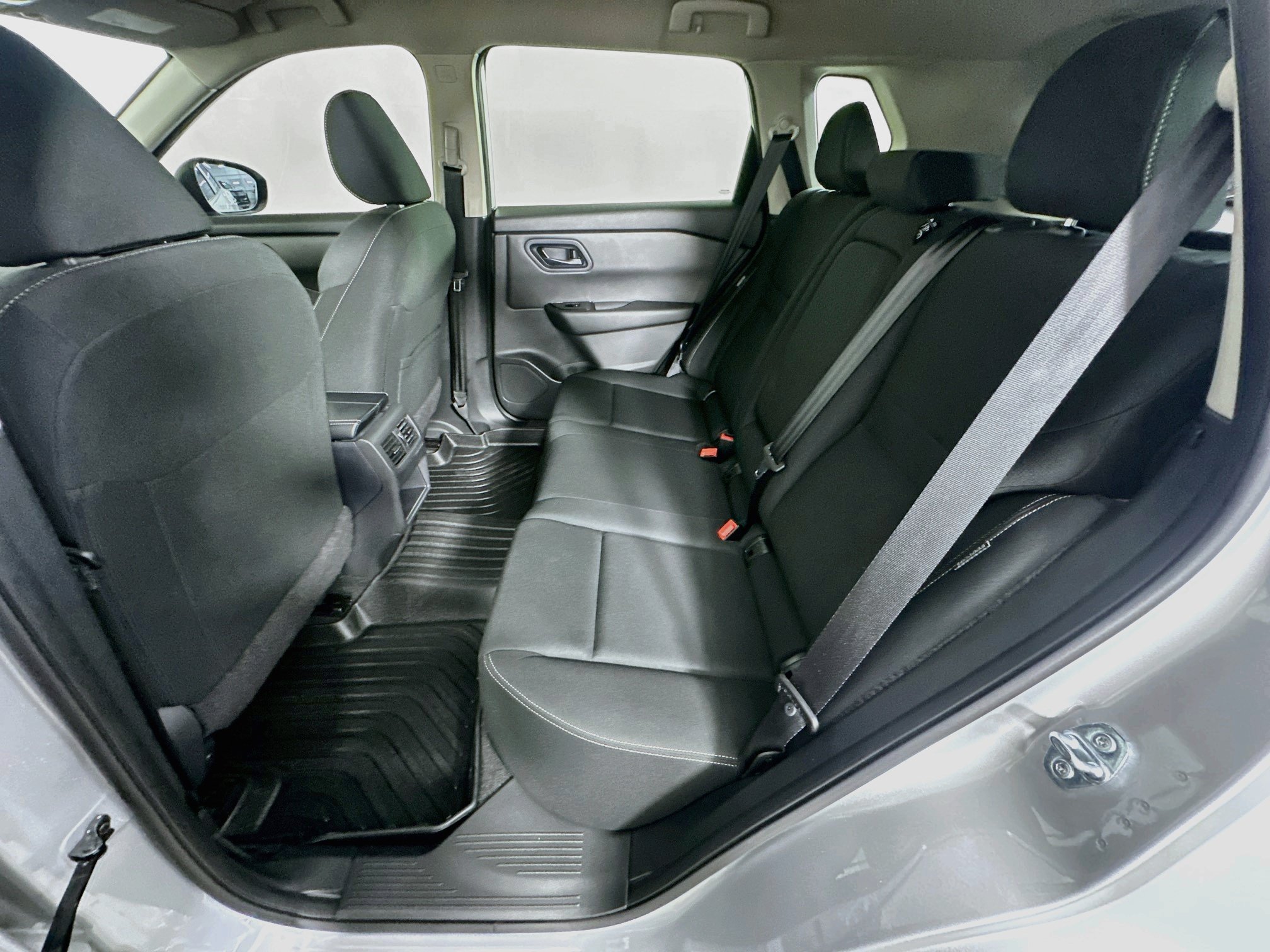 Used 2024 Nissan Rogue S FWD image 29