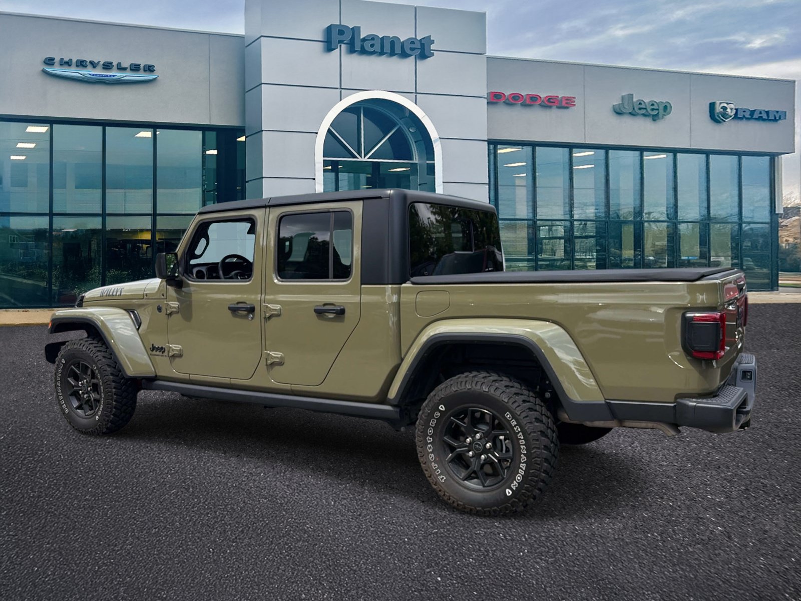 Used 2025 Jeep Gladiator Sport AWD/4WD image 3