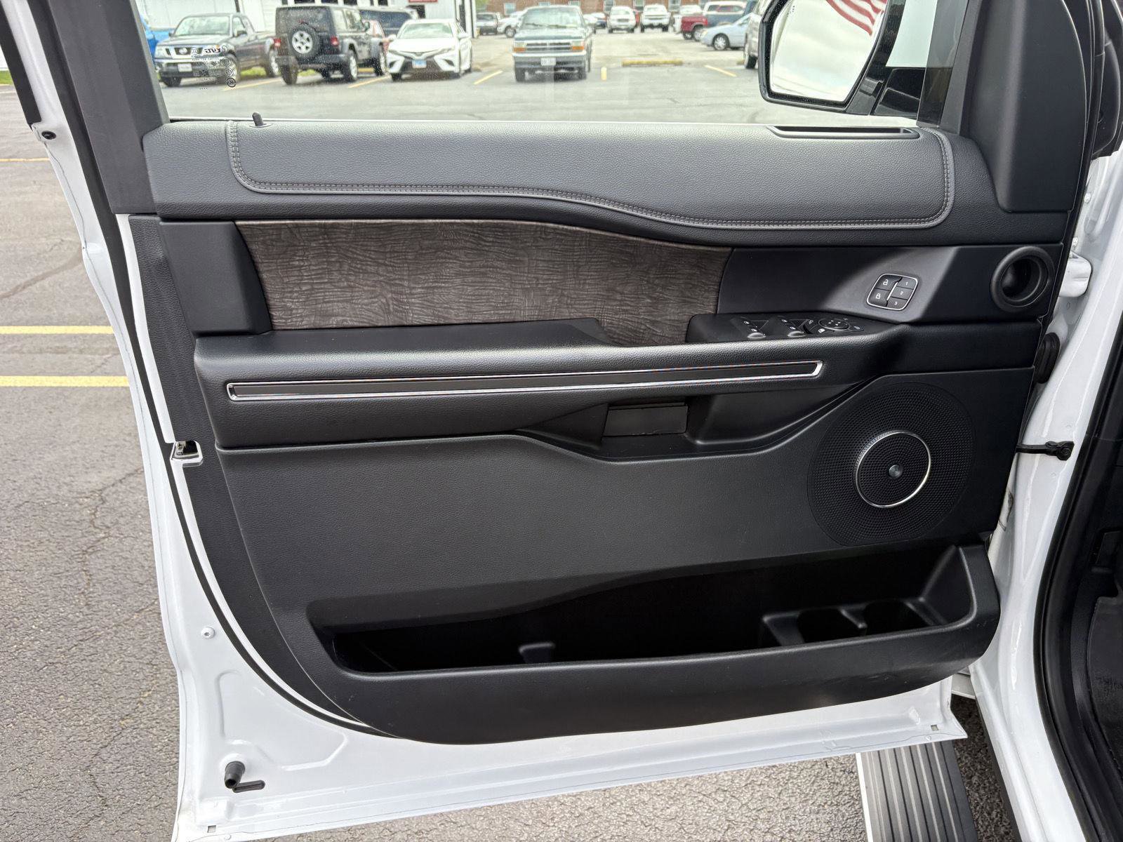 Used 2021 Ford Expedition Max Limited image 3