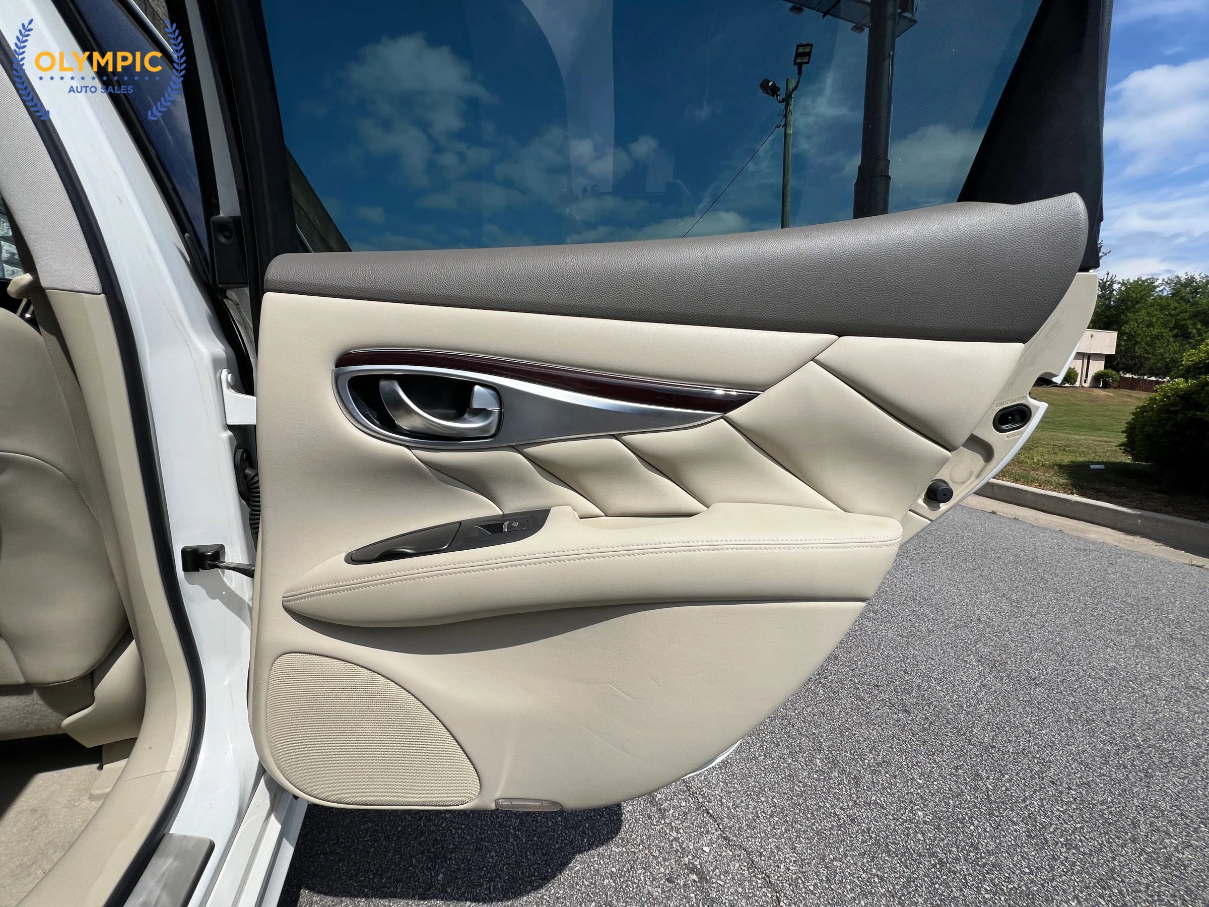 Used 2015 INFINITI Q70 3.7 RWD image 50