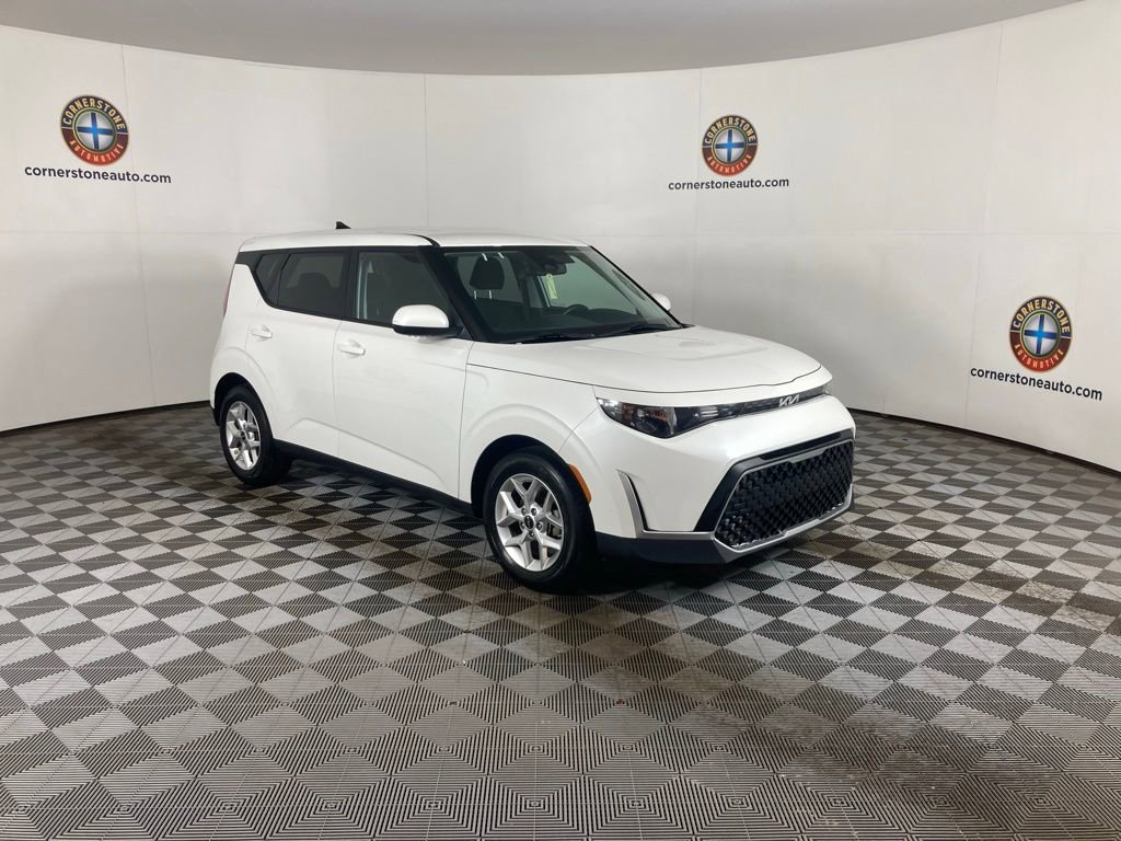 Certified 2025 Kia Soul LX w/ LX Technology Package FWD image 14