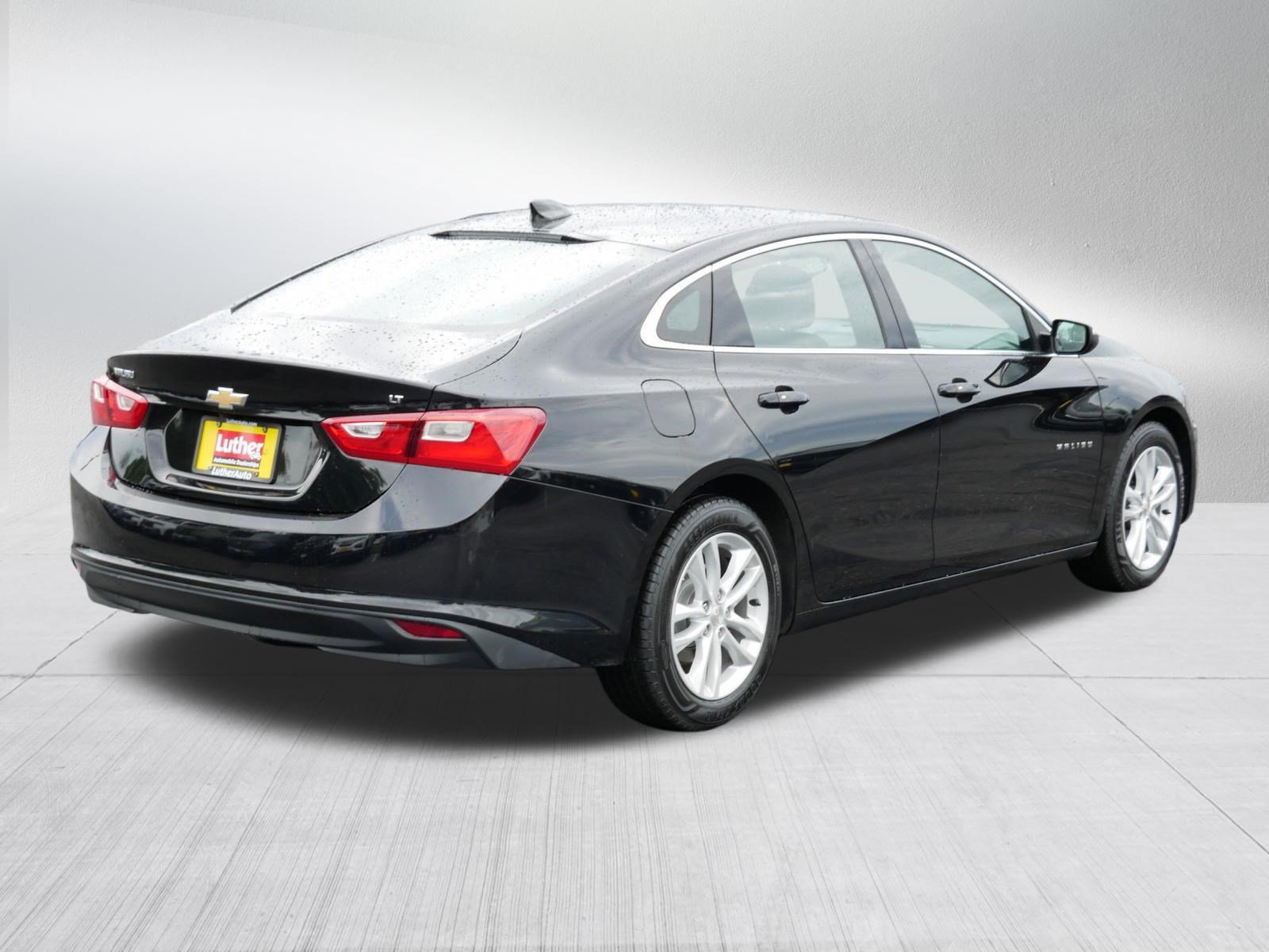 Used 2017 Chevrolet Malibu LT w/ Leather Package FWD image 6