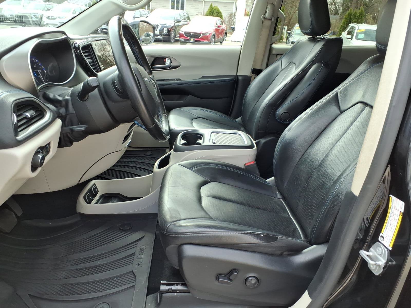 Used 2021 Chrysler Pacifica Touring-L image 4