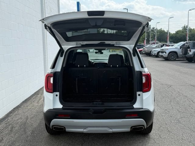 Used 2023 GMC Acadia SLE w/ Driver Convenience Package FWD image 10