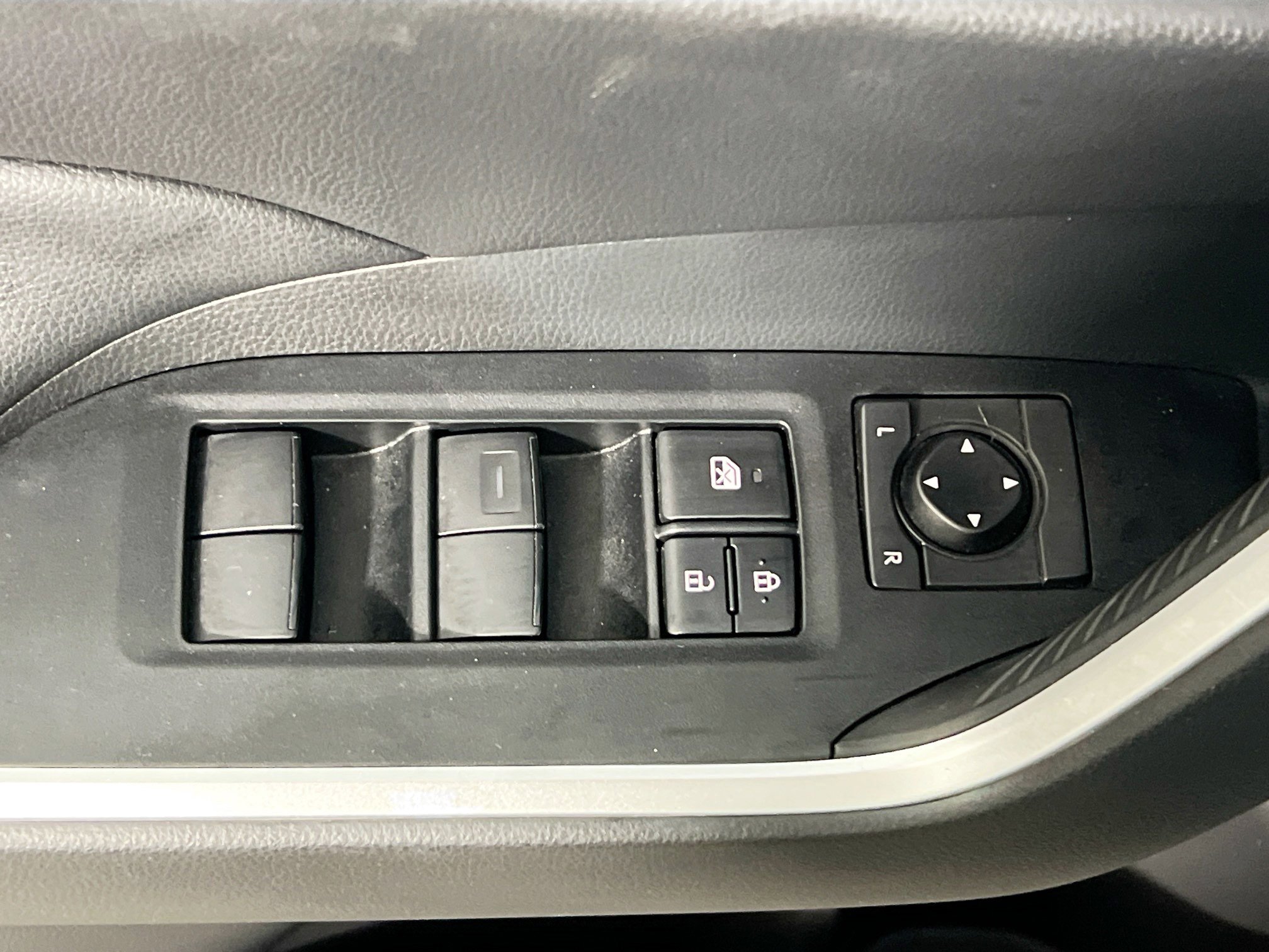 Used 2020 Toyota RAV4 XLE w/ Convenience Package AWD/4WD image 16