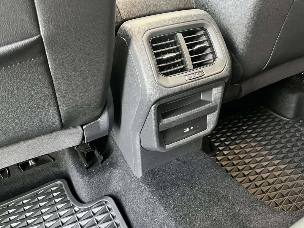 New 2025 Volkswagen Taos SE AWD/4WD image 9