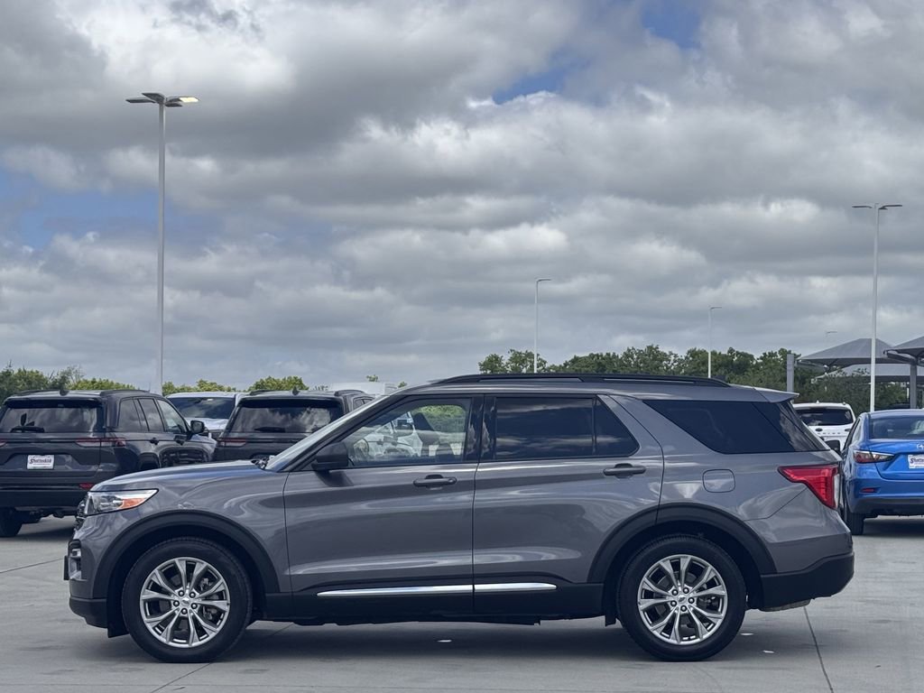 Used 2022 Ford Explorer XLT w/ Equipment Group 202A image 3