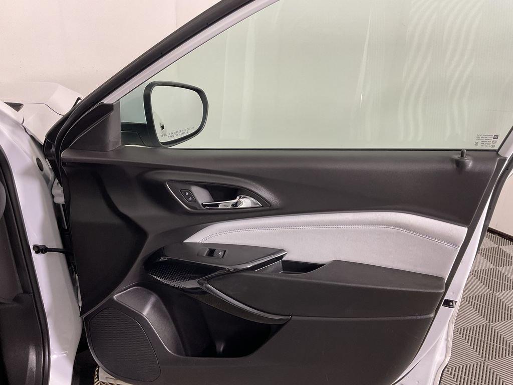Used 2025 Chevrolet Trax LT FWD image 23