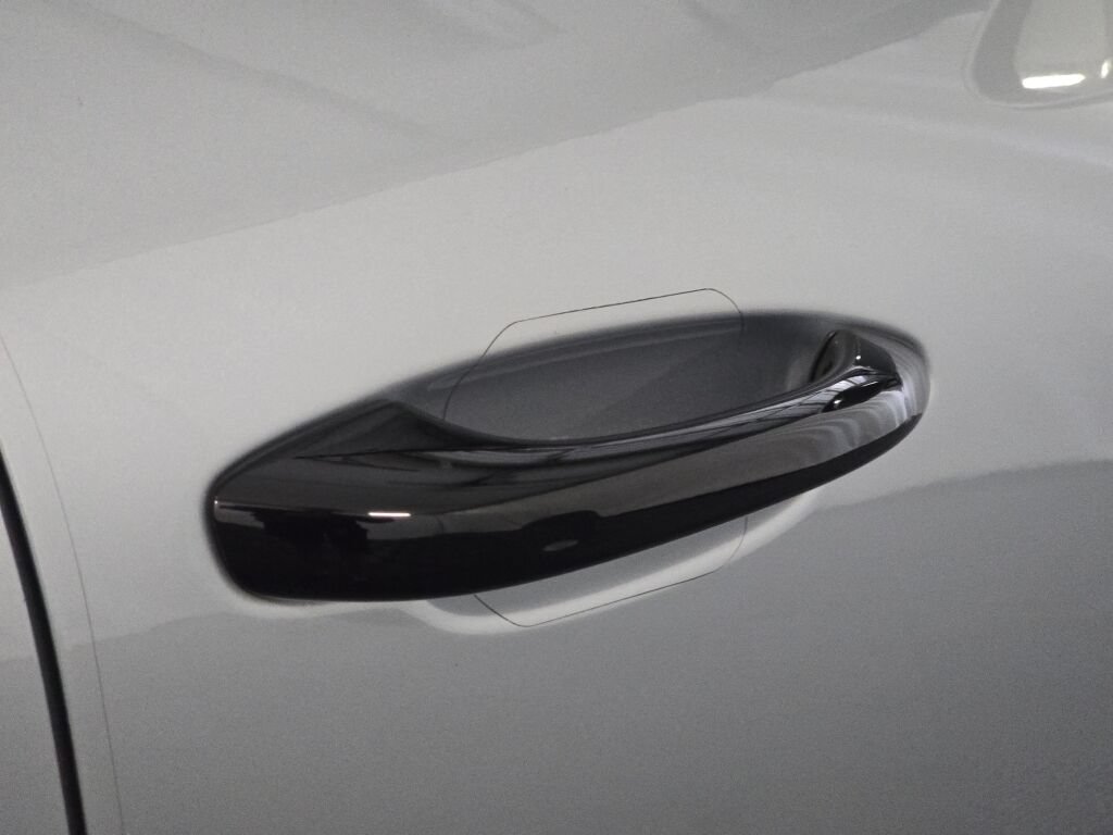 Certified 2023 Porsche Macan AWD/4WD image 30