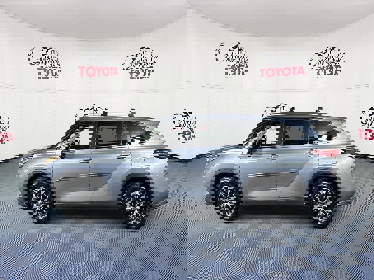 Used 2023 Toyota Highlander XLE image 4