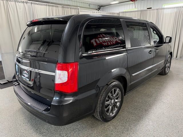 Used 2015 Chrysler Town & Country S w/ Driver Convenience Group FWD image 4