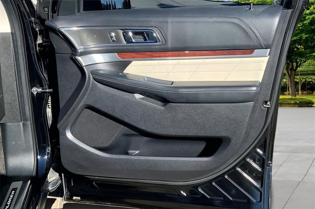 Used 2018 Ford Explorer Platinum image 26