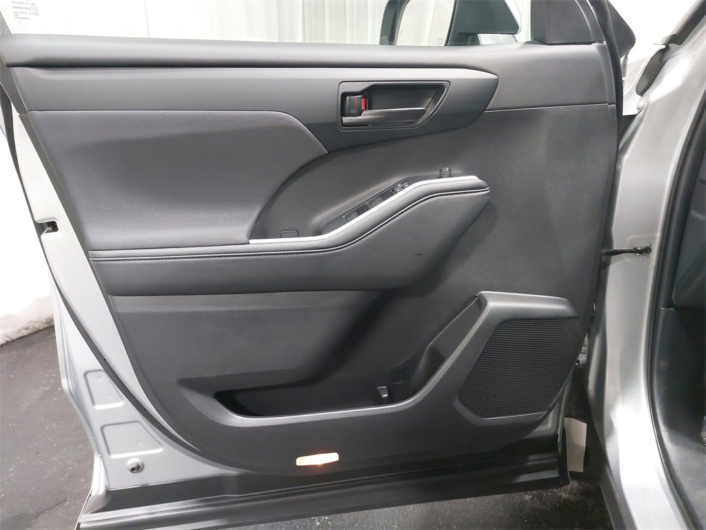 Used 2024 Toyota Highlander LE image 30