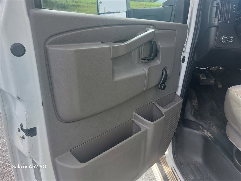 Used 2017 Chevrolet Express 4500 image 30