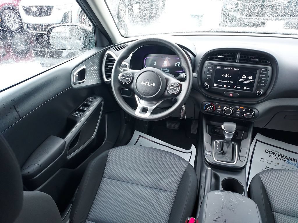 Used 2025 Kia Soul LX w/ LX Technology Package FWD image 15