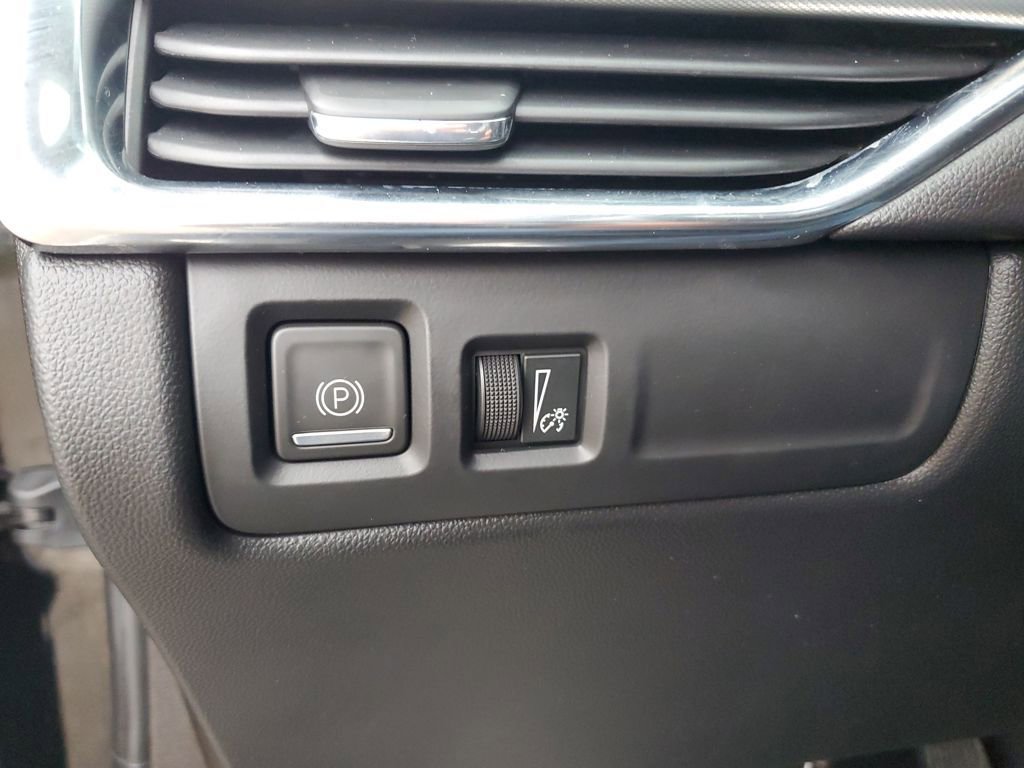 Used 2021 Cadillac XT4 Premium Luxury w/ Cold Weather Package image 18