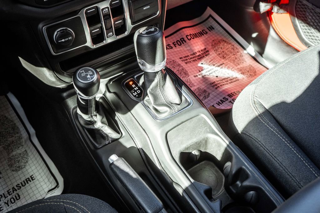 Used 2025 Jeep Wrangler Unlimited Sahara image 23