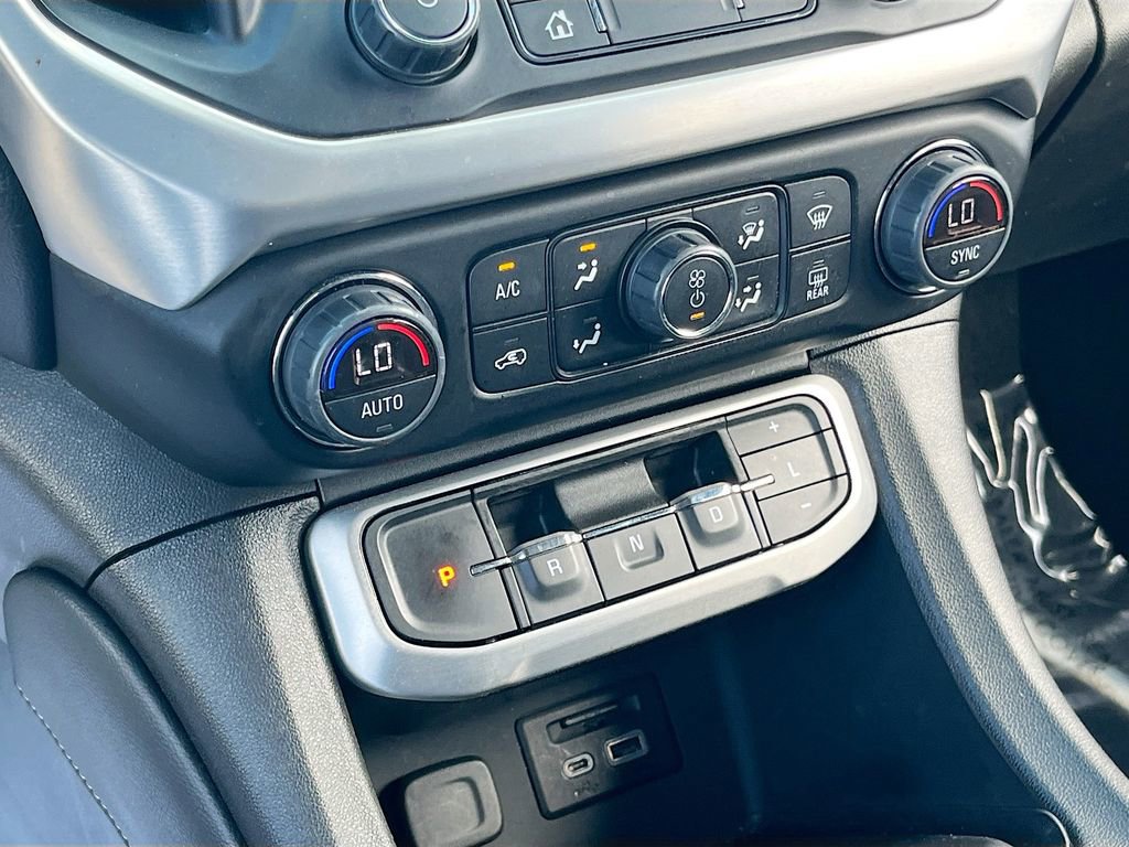 Used 2023 GMC Acadia SLT image 16